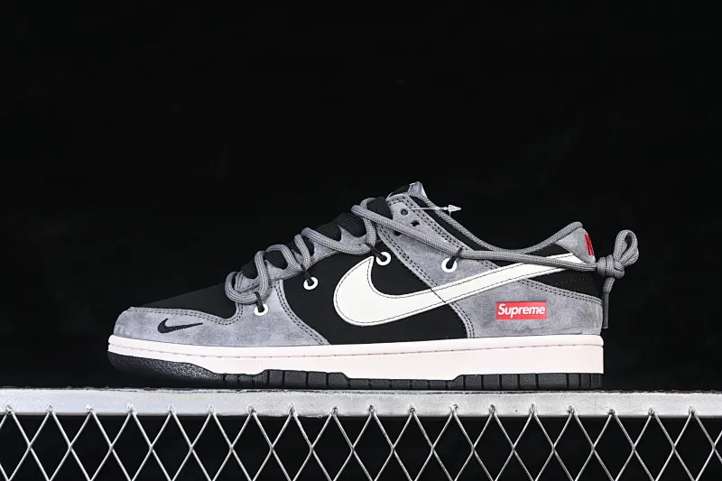 All categories Nk SB Dunk Series Nk SB Dunk Low High-end customization Low-top sneakers Nike SB Dunk Low Supreme co-branded Gray and black pig leather strap Anniversary high-end customization Low-top casual sneakers JP2026-101